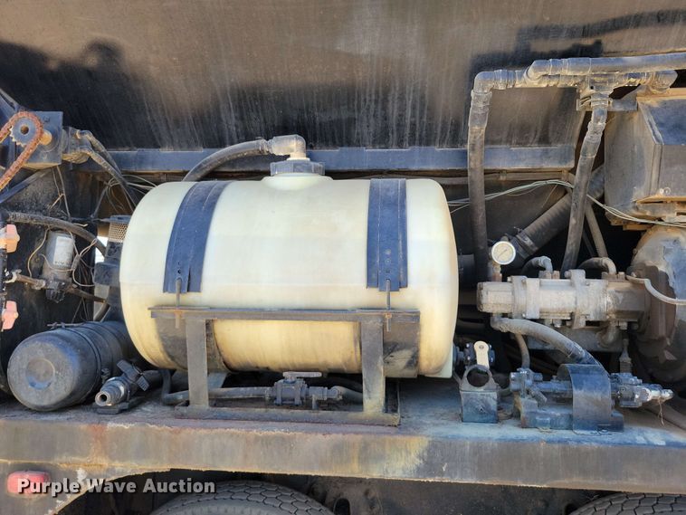 image for item DX7078 2000 Volvo WG Series asphalt slurry truck