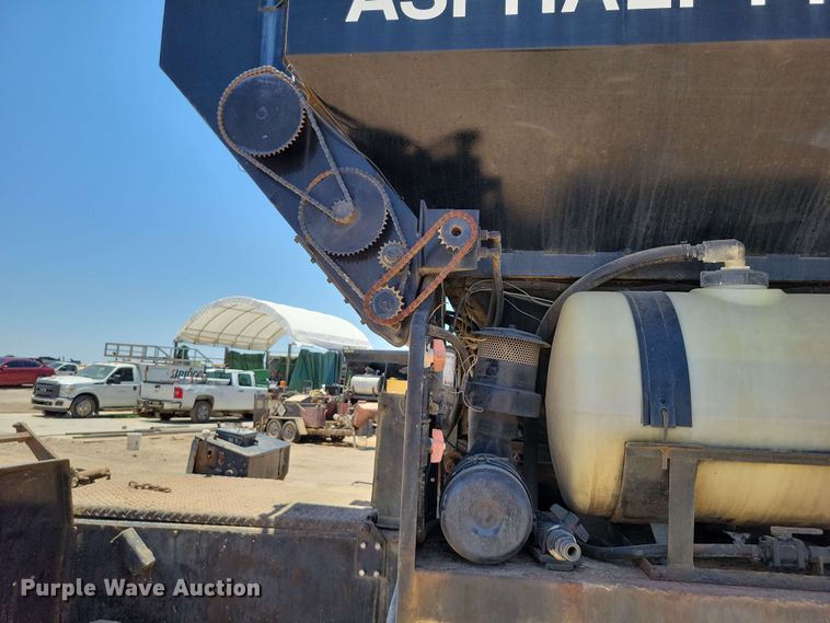 image for item DX7078 2000 Volvo WG Series asphalt slurry truck