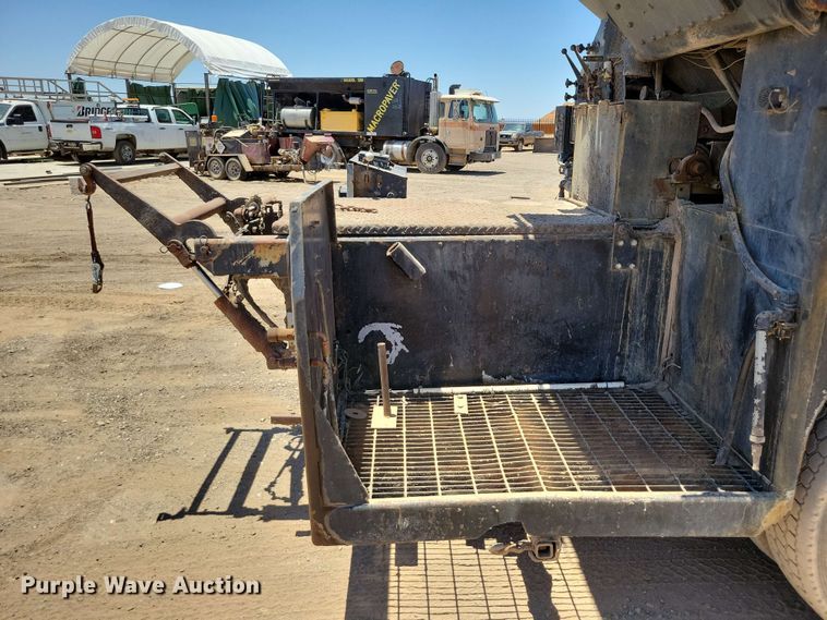 image for item DX7078 2000 Volvo WG Series asphalt slurry truck