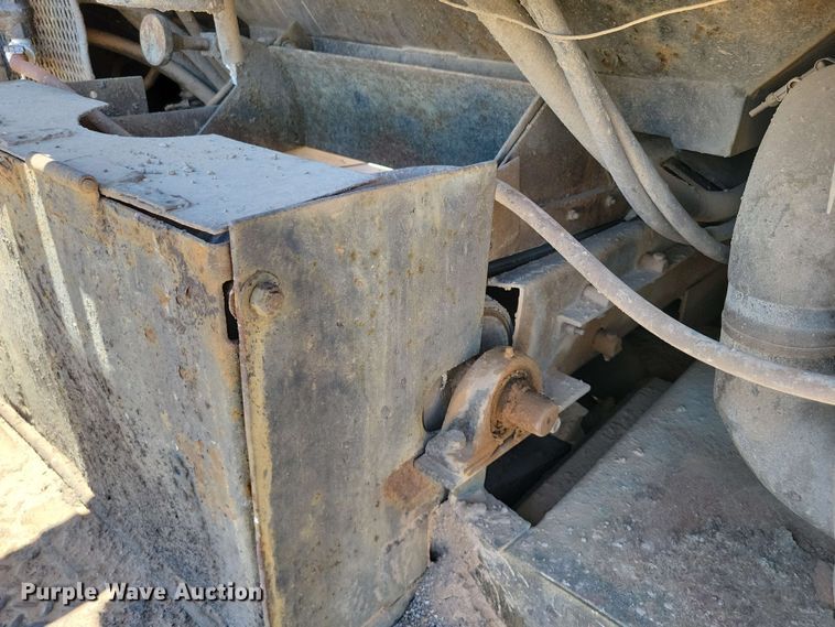 image for item DX7078 2000 Volvo WG Series asphalt slurry truck