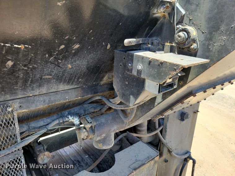 image for item DX7078 2000 Volvo WG Series asphalt slurry truck