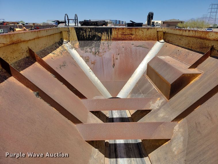 image for item DX7078 2000 Volvo WG Series asphalt slurry truck