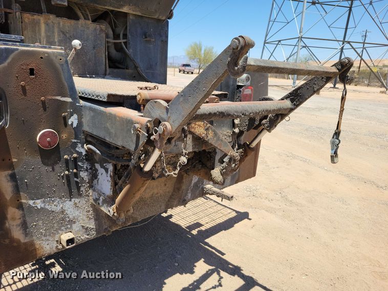 image for item DX7078 2000 Volvo WG Series asphalt slurry truck