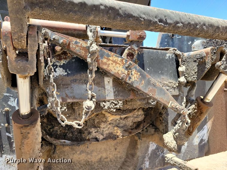 image for item DX7078 2000 Volvo WG Series asphalt slurry truck