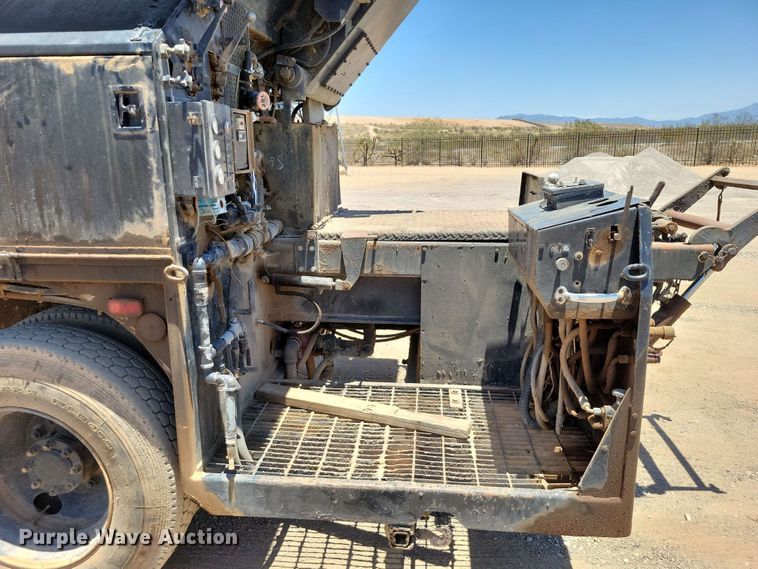 image for item DX7078 2000 Volvo WG Series asphalt slurry truck