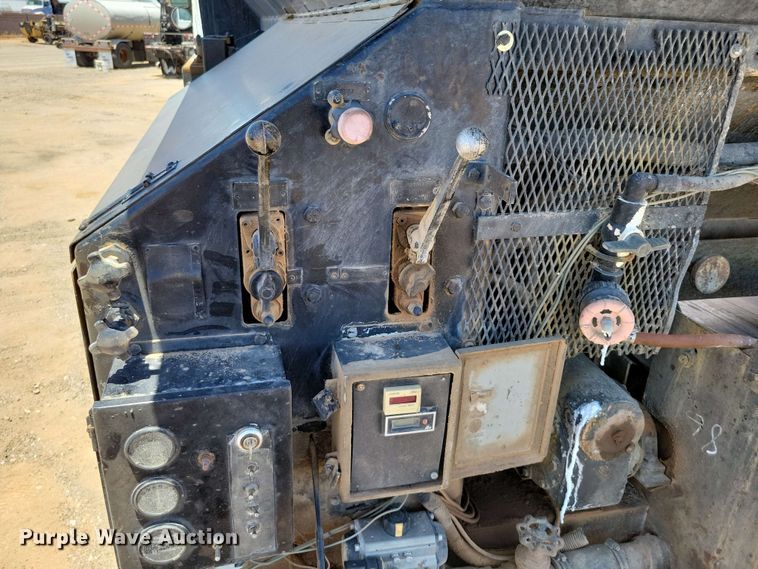 image for item DX7078 2000 Volvo WG Series asphalt slurry truck