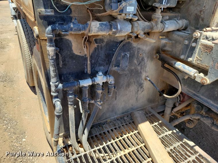 image for item DX7078 2000 Volvo WG Series asphalt slurry truck