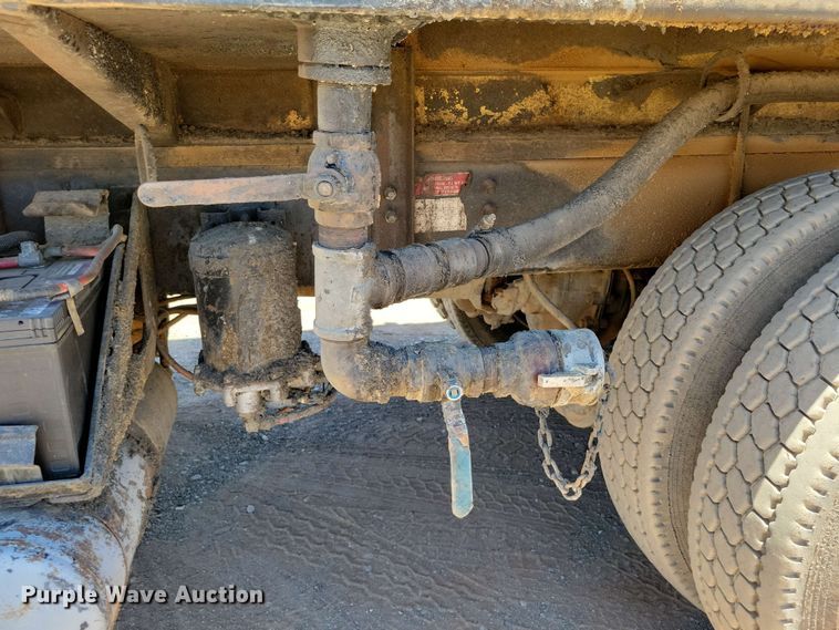 image for item DX7078 2000 Volvo WG Series asphalt slurry truck