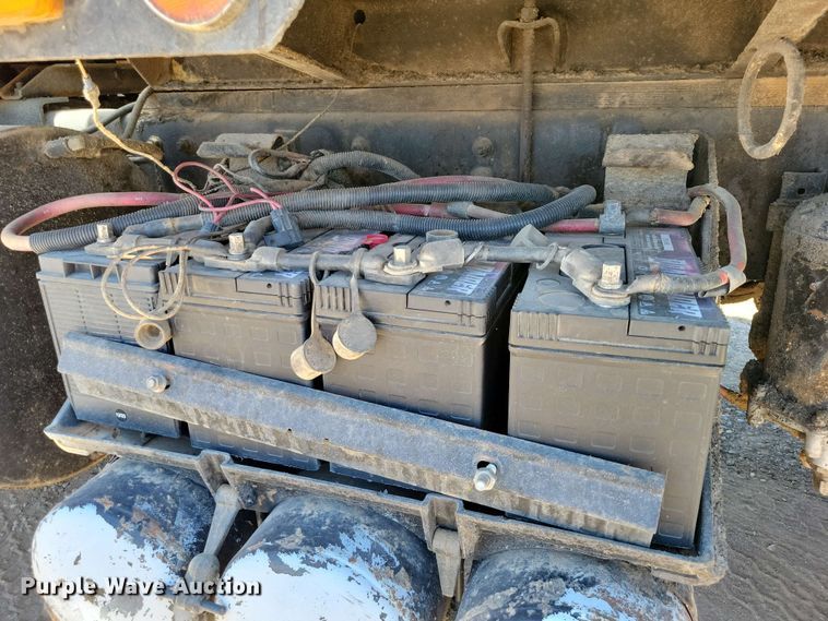 image for item DX7078 2000 Volvo WG Series asphalt slurry truck