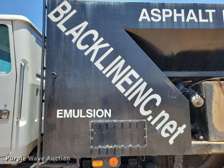 image for item DX7078 2000 Volvo WG Series asphalt slurry truck