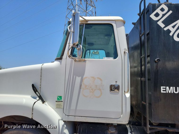 image for item DX7078 2000 Volvo WG Series asphalt slurry truck