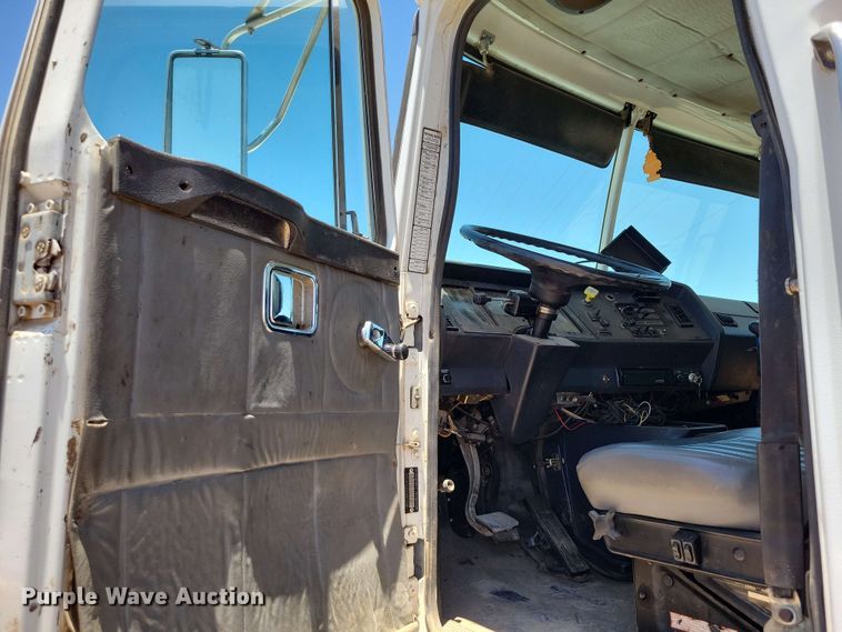 image for item DX7078 2000 Volvo WG Series asphalt slurry truck