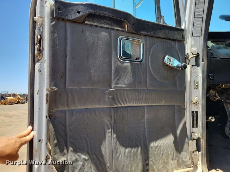 image for item DX7078 2000 Volvo WG Series asphalt slurry truck