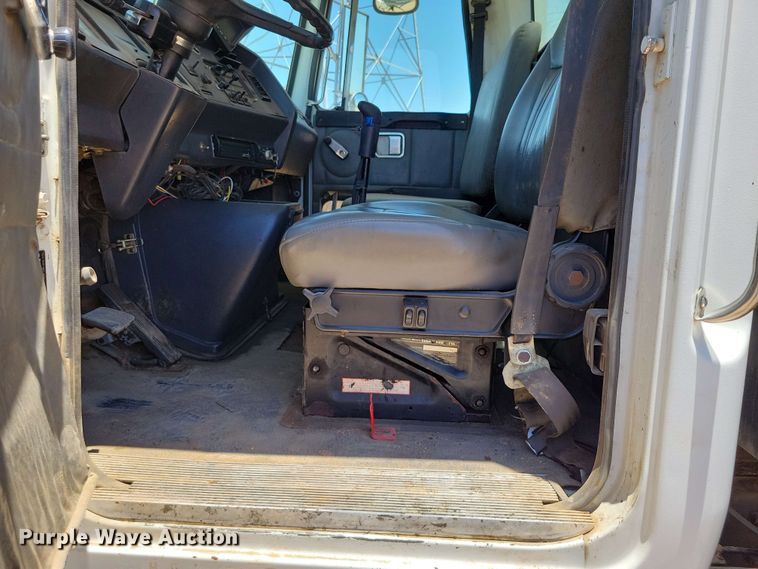 image for item DX7078 2000 Volvo WG Series asphalt slurry truck