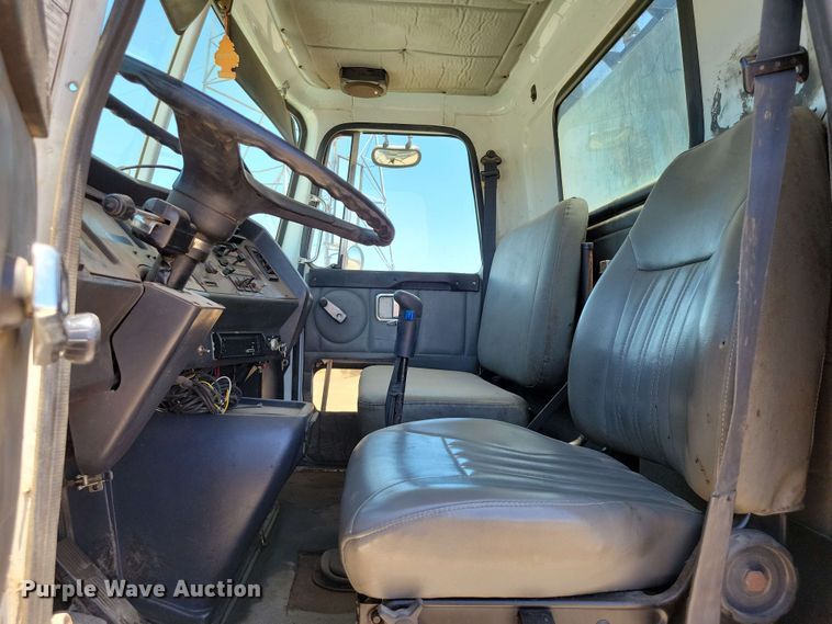 image for item DX7078 2000 Volvo WG Series asphalt slurry truck