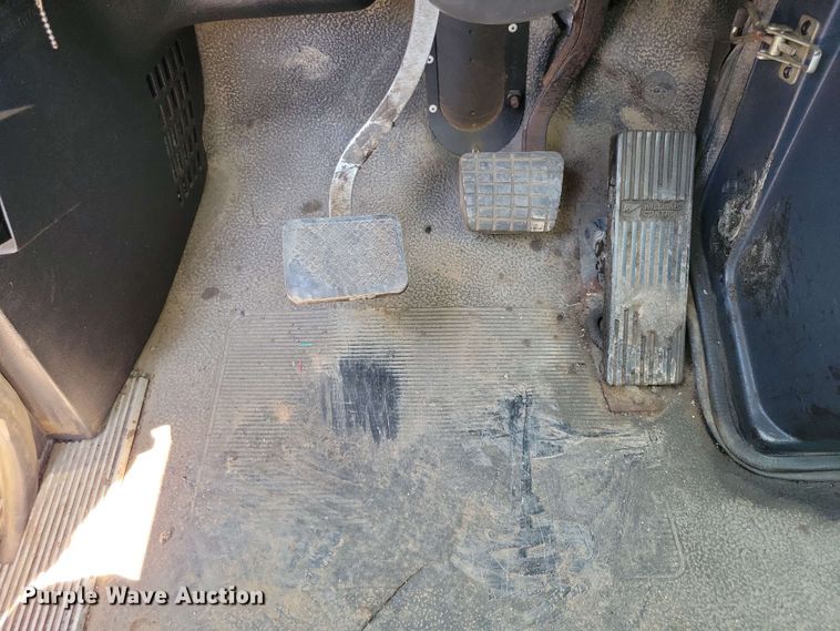 image for item DX7078 2000 Volvo WG Series asphalt slurry truck