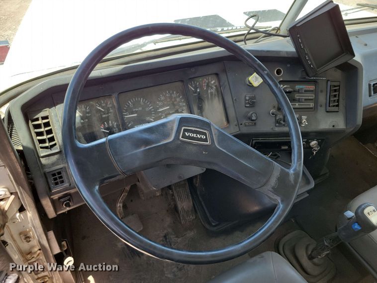 image for item DX7078 2000 Volvo WG Series asphalt slurry truck