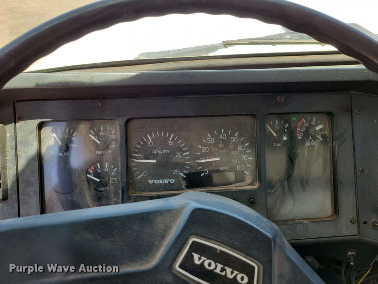 image for item DX7078 2000 Volvo WG Series asphalt slurry truck