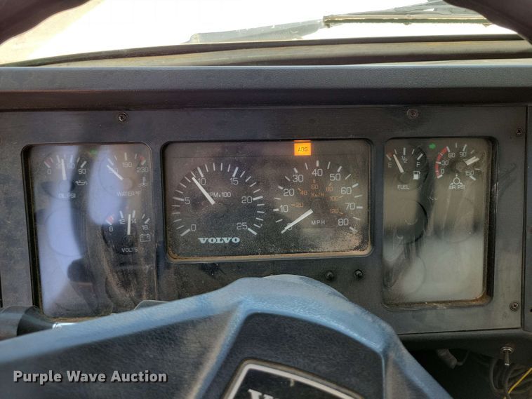 image for item DX7078 2000 Volvo WG Series asphalt slurry truck