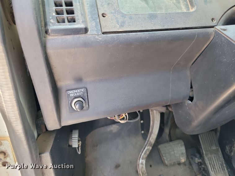 image for item DX7078 2000 Volvo WG Series asphalt slurry truck