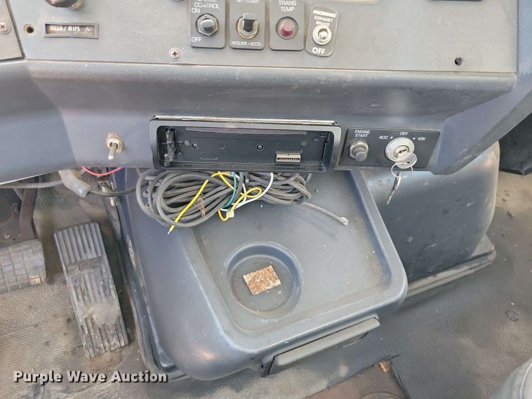 image for item DX7078 2000 Volvo WG Series asphalt slurry truck