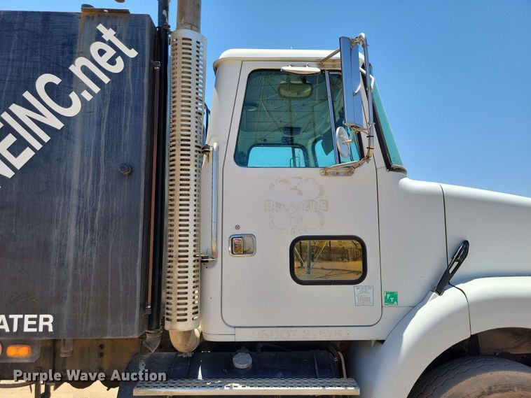 image for item DX7078 2000 Volvo WG Series asphalt slurry truck