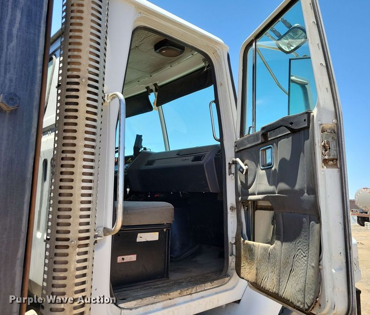 image for item DX7078 2000 Volvo WG Series asphalt slurry truck