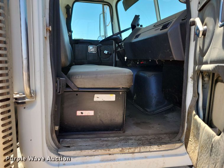 image for item DX7078 2000 Volvo WG Series asphalt slurry truck