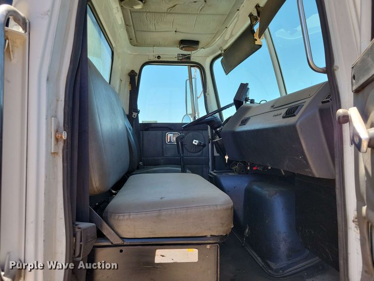 image for item DX7078 2000 Volvo WG Series asphalt slurry truck