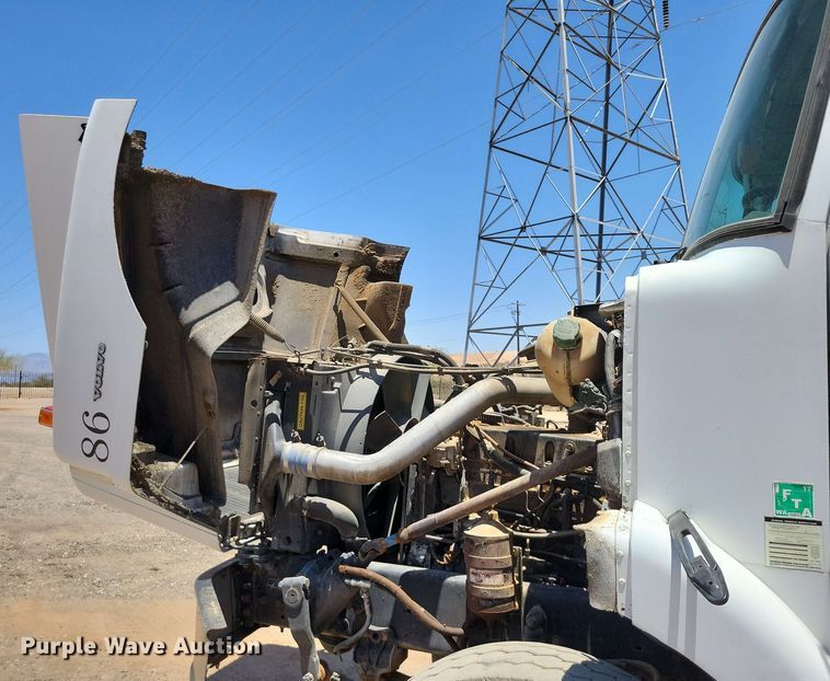 image for item DX7078 2000 Volvo WG Series asphalt slurry truck