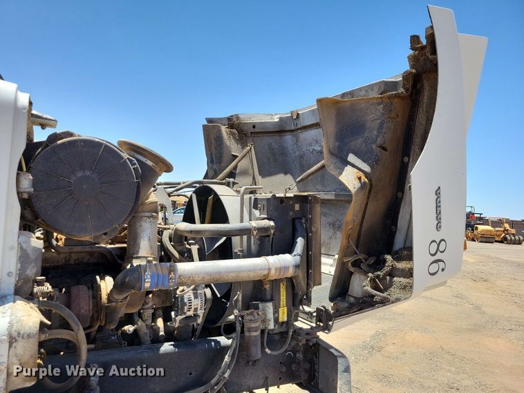 image for item DX7078 2000 Volvo WG Series asphalt slurry truck