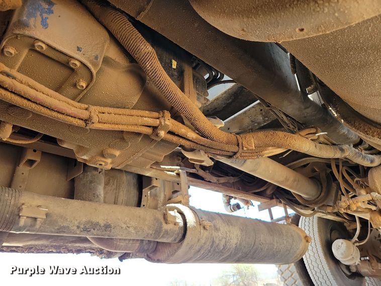 image for item DX7078 2000 Volvo WG Series asphalt slurry truck