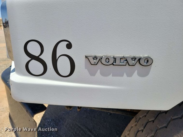 image for item DX7078 2000 Volvo WG Series asphalt slurry truck