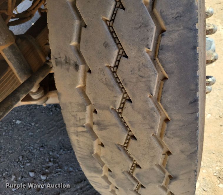 image for item DX7078 2000 Volvo WG Series asphalt slurry truck