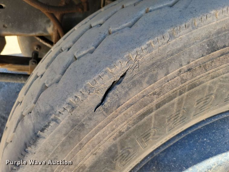 image for item DX7078 2000 Volvo WG Series asphalt slurry truck