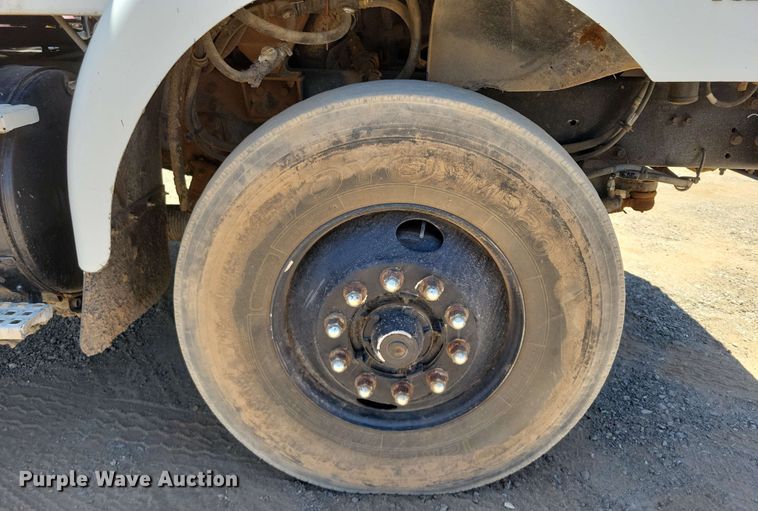 image for item DX7078 2000 Volvo WG Series asphalt slurry truck