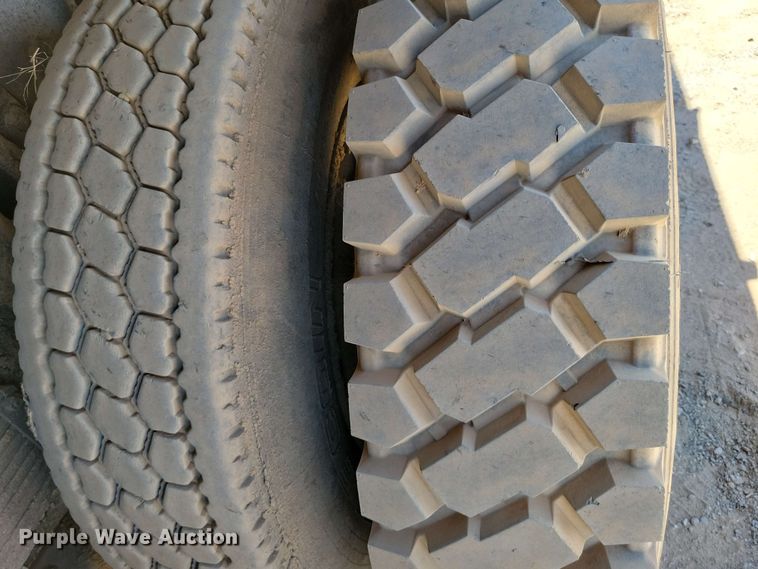 image for item DX7078 2000 Volvo WG Series asphalt slurry truck