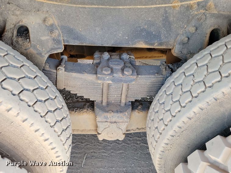 image for item DX7078 2000 Volvo WG Series asphalt slurry truck