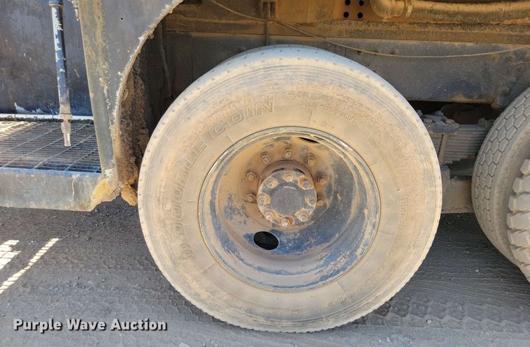 image for item DX7078 2000 Volvo WG Series asphalt slurry truck