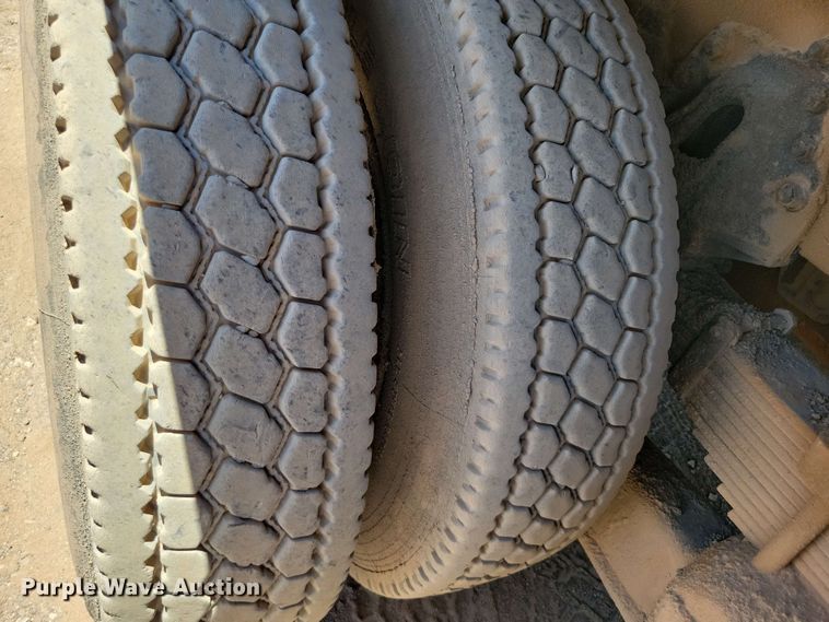 image for item DX7078 2000 Volvo WG Series asphalt slurry truck