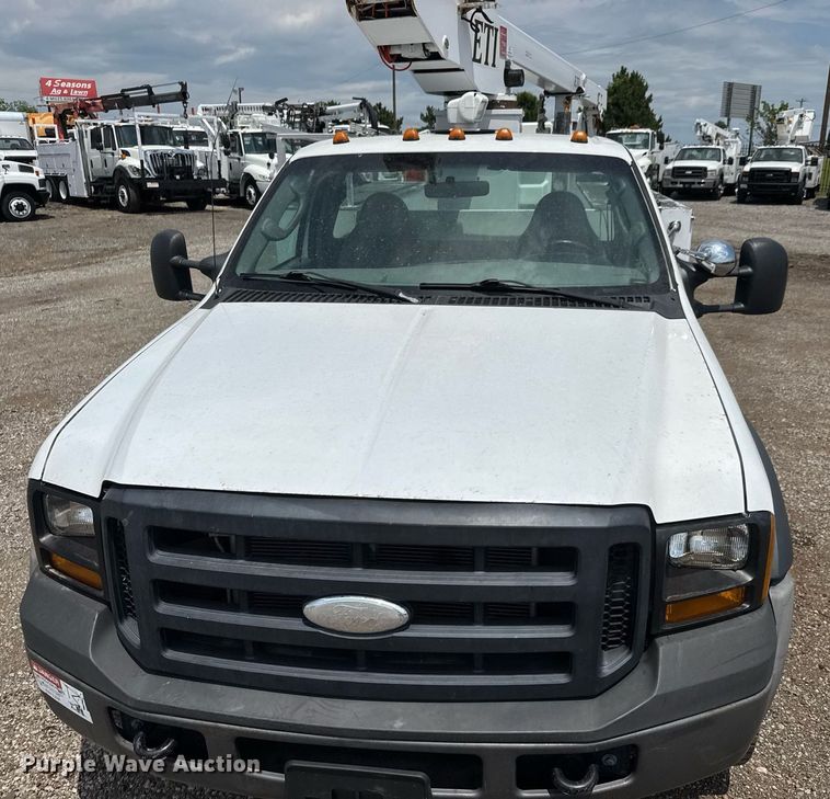 image for item DY0045 2006 Ford F450 Super Duty bucket truck