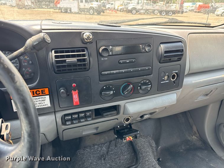 image for item DY0045 2006 Ford F450 Super Duty bucket truck