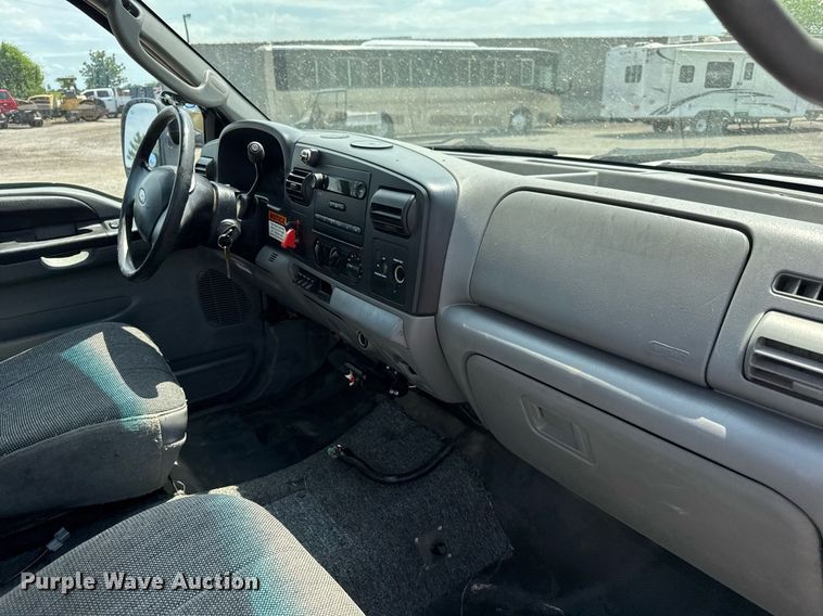 image for item DY0045 2006 Ford F450 Super Duty bucket truck