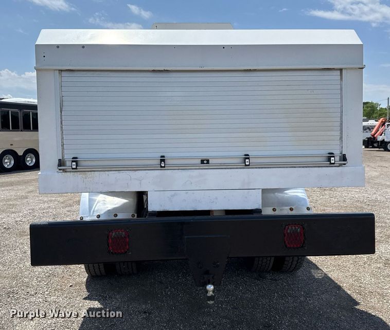 image for item DY0052 2006 Peterbilt 335 fuel / lube truck