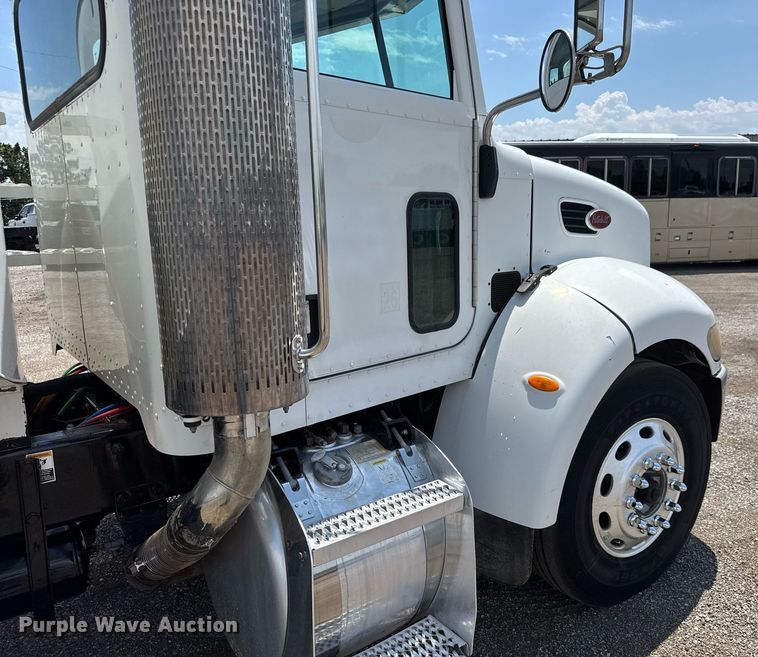 image for item DY0052 2006 Peterbilt 335 fuel / lube truck