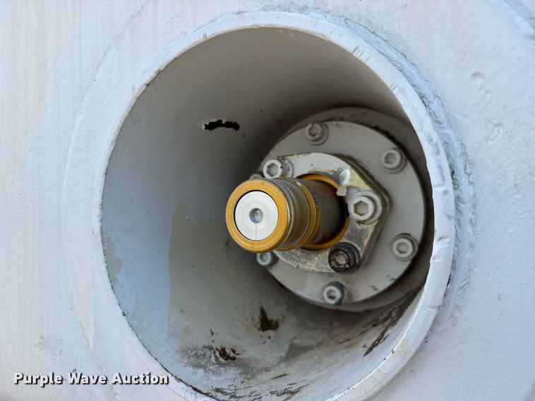 image for item DY0052 2006 Peterbilt 335 fuel / lube truck