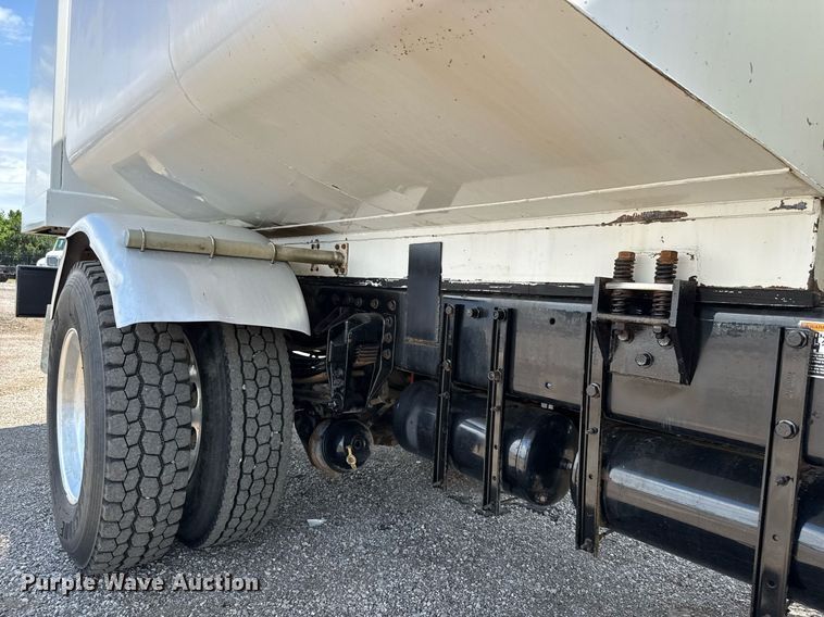 image for item DY0052 2006 Peterbilt 335 fuel / lube truck