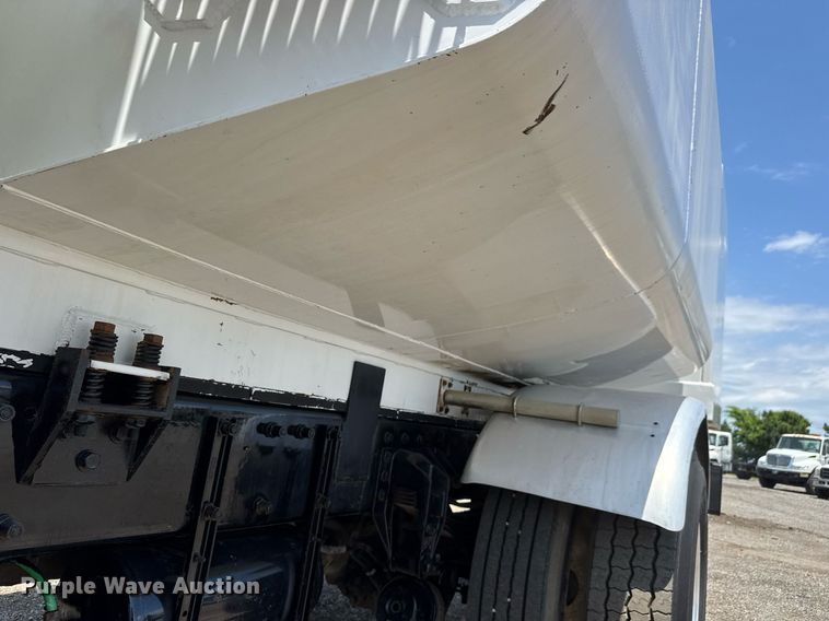 image for item DY0052 2006 Peterbilt 335 fuel / lube truck