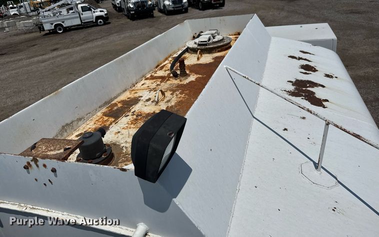 image for item DY0052 2006 Peterbilt 335 fuel / lube truck