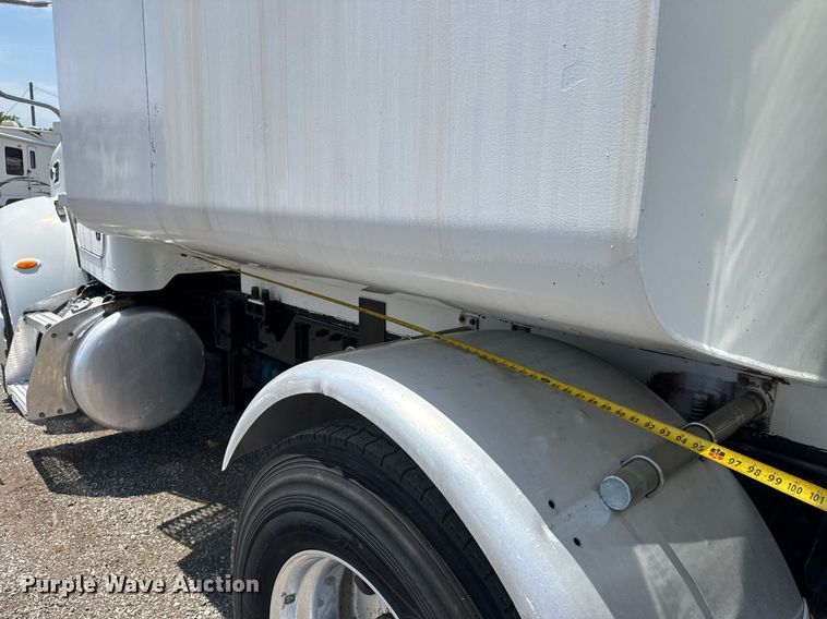 image for item DY0052 2006 Peterbilt 335 fuel / lube truck